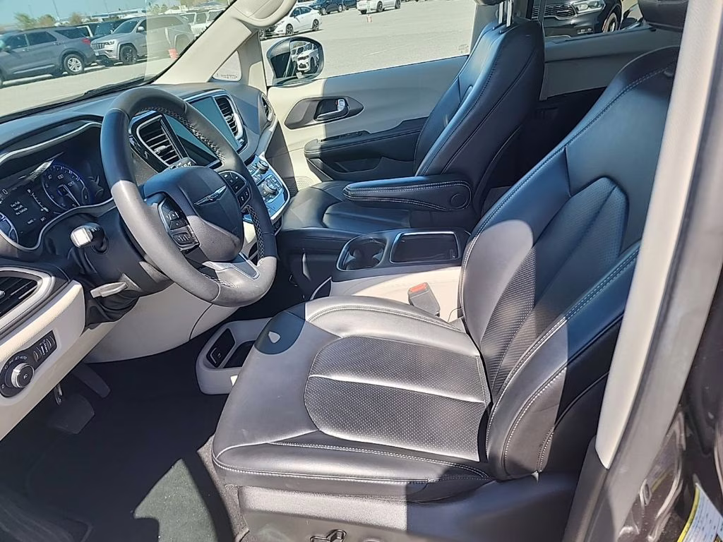 2023 Granite Crystal Metallic Clearcoat Chrysler Pacifica Touring L FWD Van