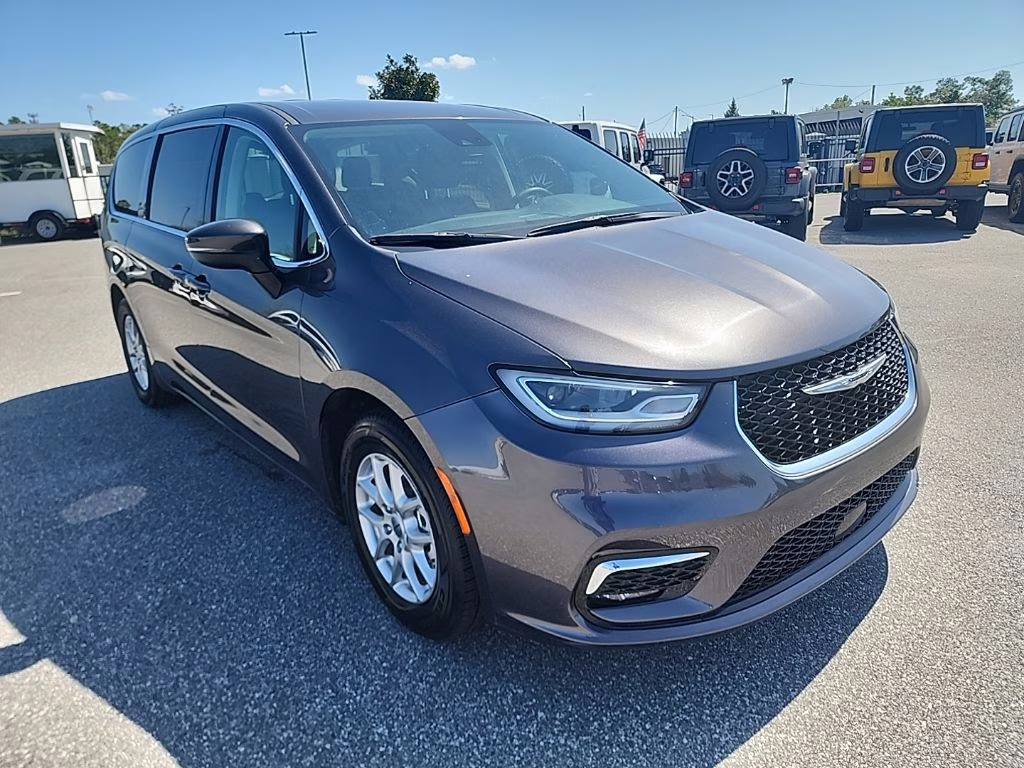 2023 Granite Crystal Metallic Clearcoat Chrysler Pacifica Touring L FWD Van