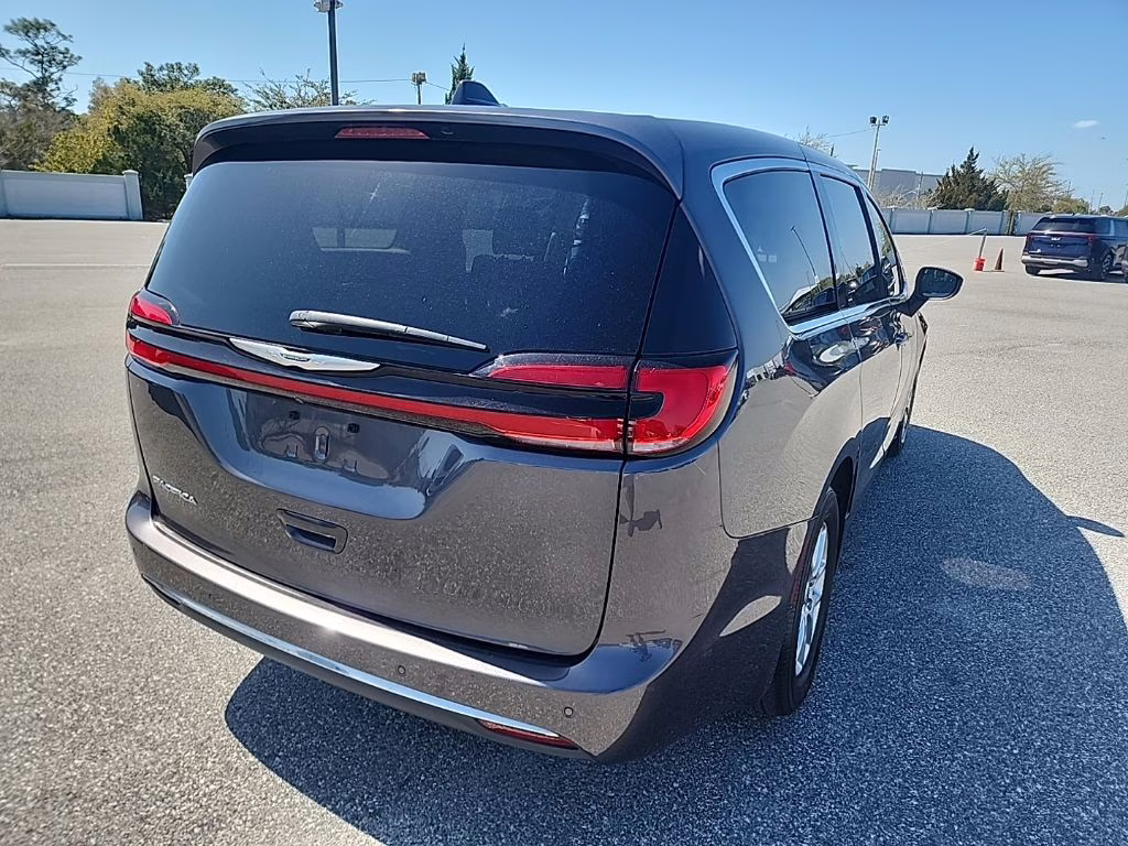 2023 Granite Crystal Metallic Clearcoat Chrysler Pacifica Touring L FWD Van