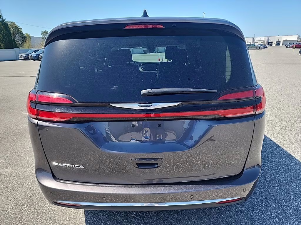 2023 Granite Crystal Metallic Clearcoat Chrysler Pacifica Touring L FWD Van