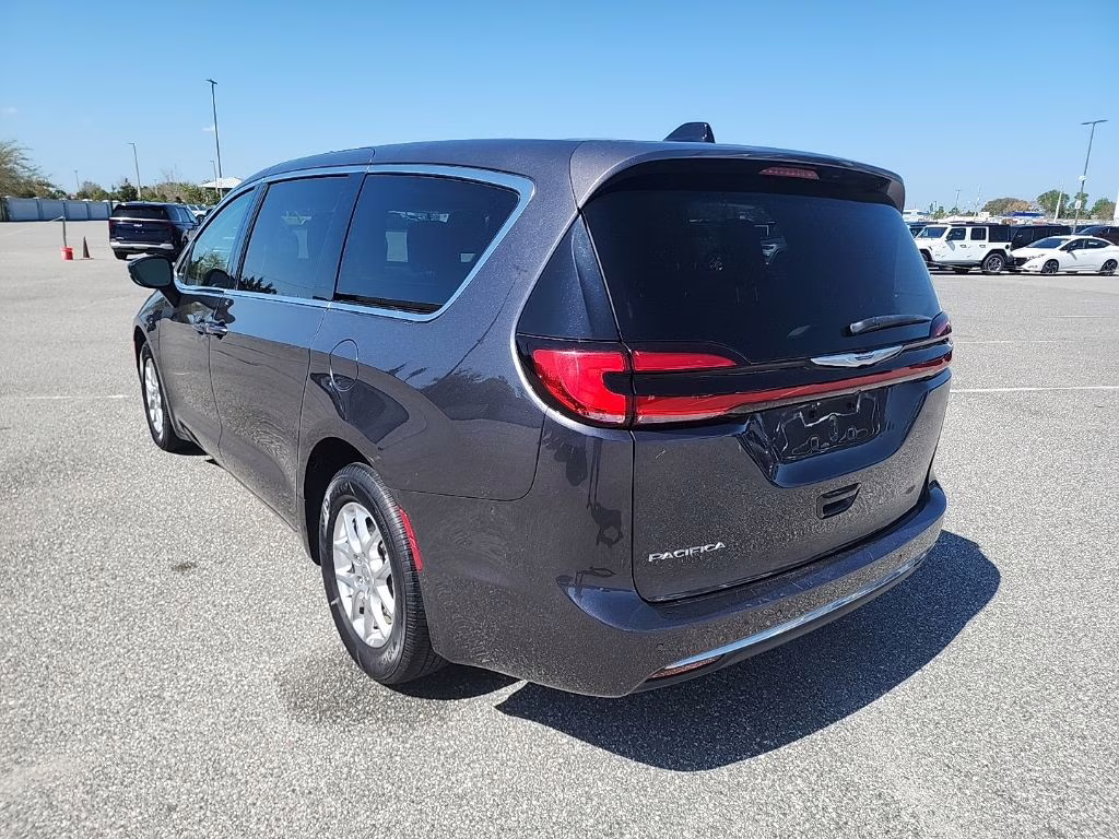2023 Granite Crystal Metallic Clearcoat Chrysler Pacifica Touring L FWD Van