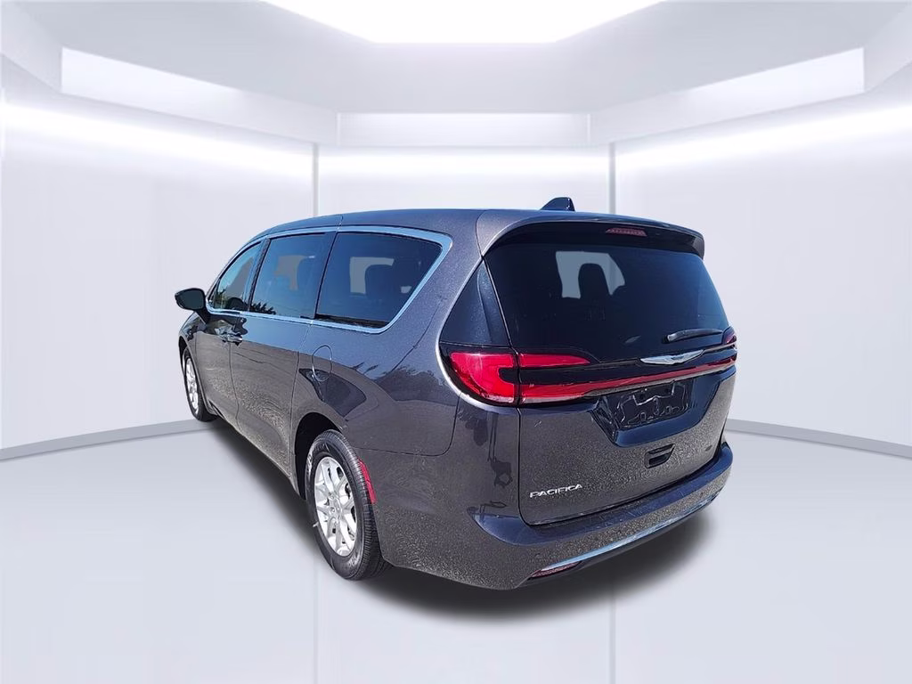 2023 Granite Crystal Metallic Clearcoat Chrysler Pacifica Touring L FWD Van