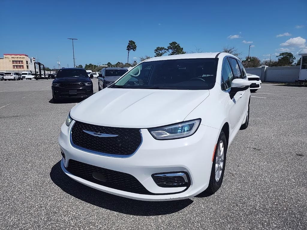 2023 Chrysler Pacifica Touring L's photo