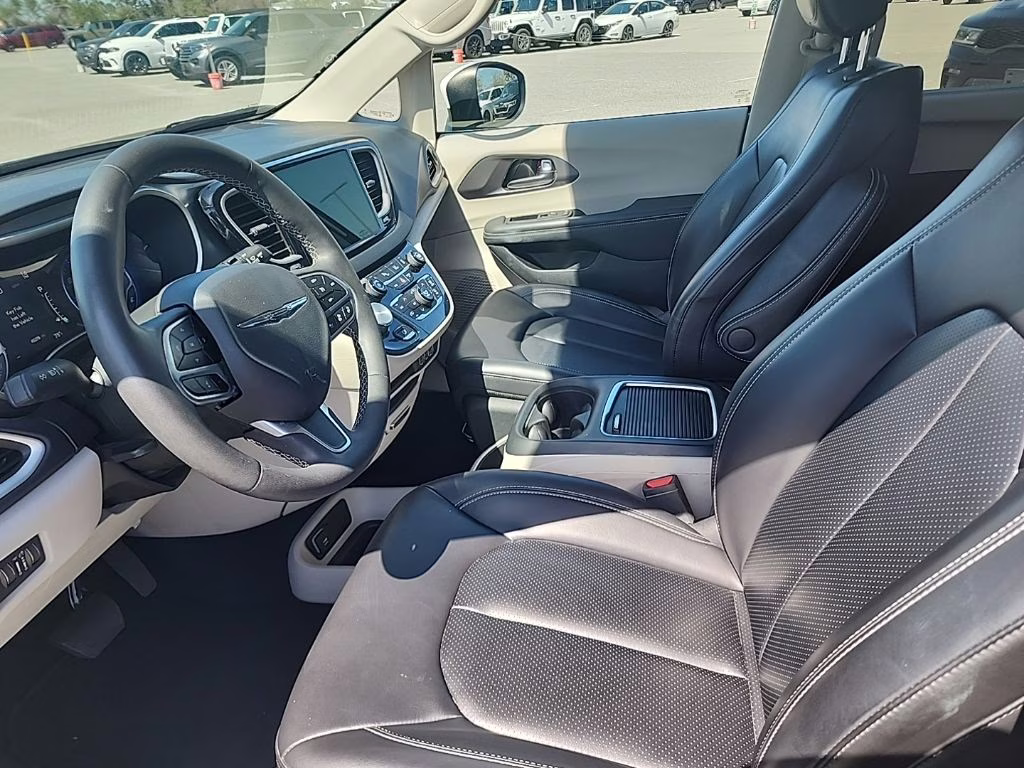 2023 Bright White Clearcoat Chrysler Pacifica Touring L FWD Van