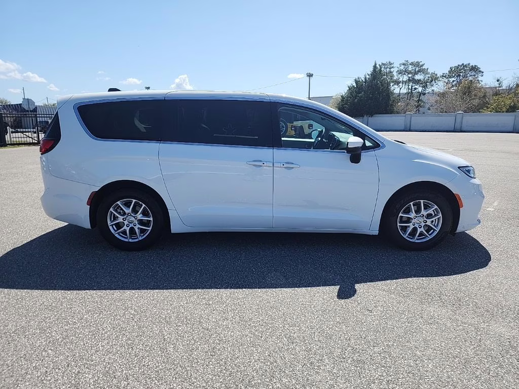 2023 Bright White Clearcoat Chrysler Pacifica Touring L FWD Van