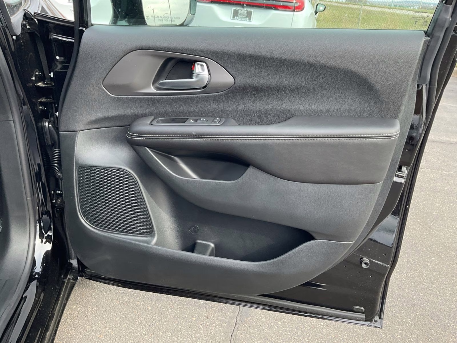 2026 Diamond Black Crystal Pearlcoat Chrysler Pacifica Select AWD Van