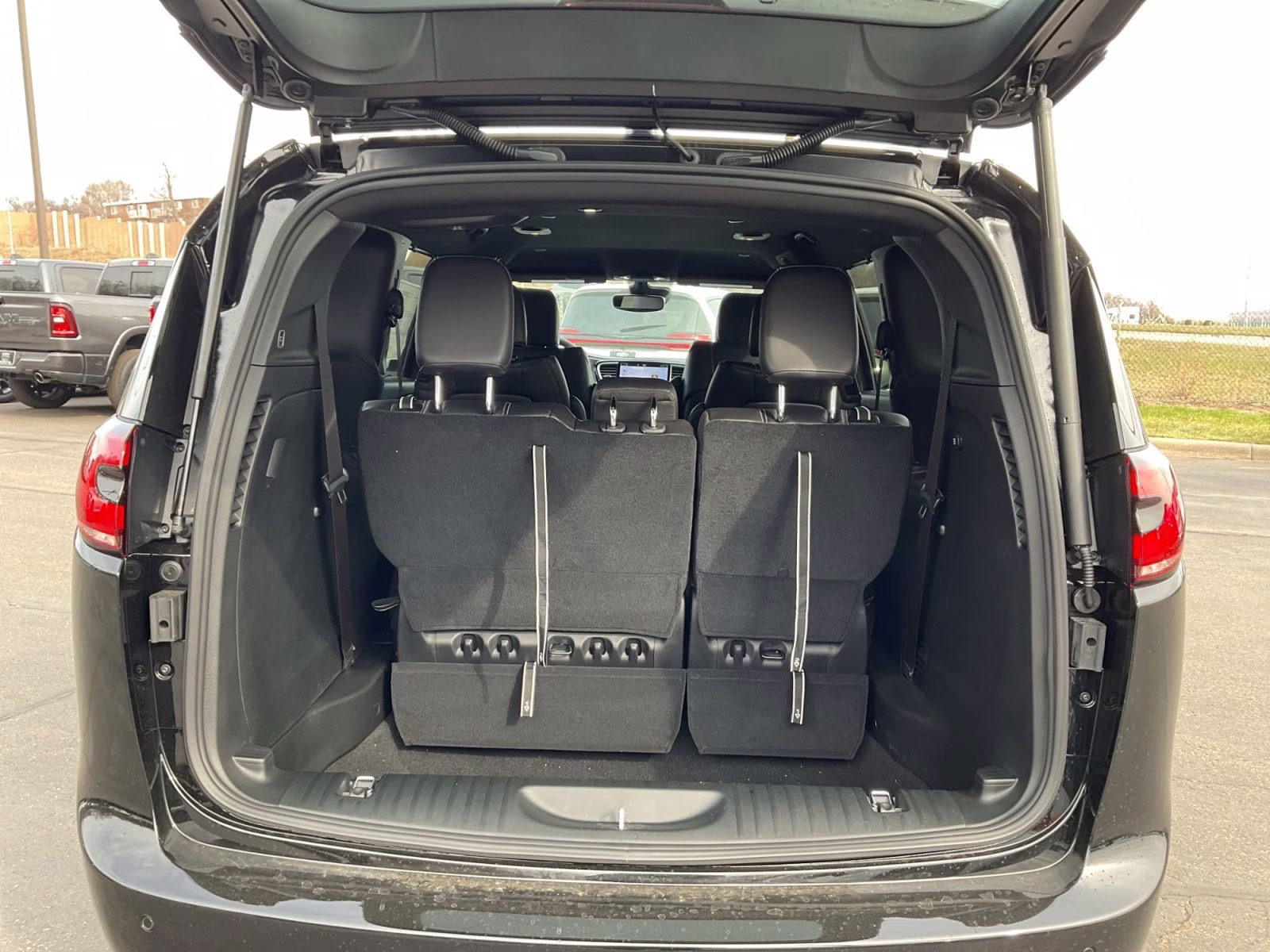 2026 Diamond Black Crystal Pearlcoat Chrysler Pacifica Select AWD Van