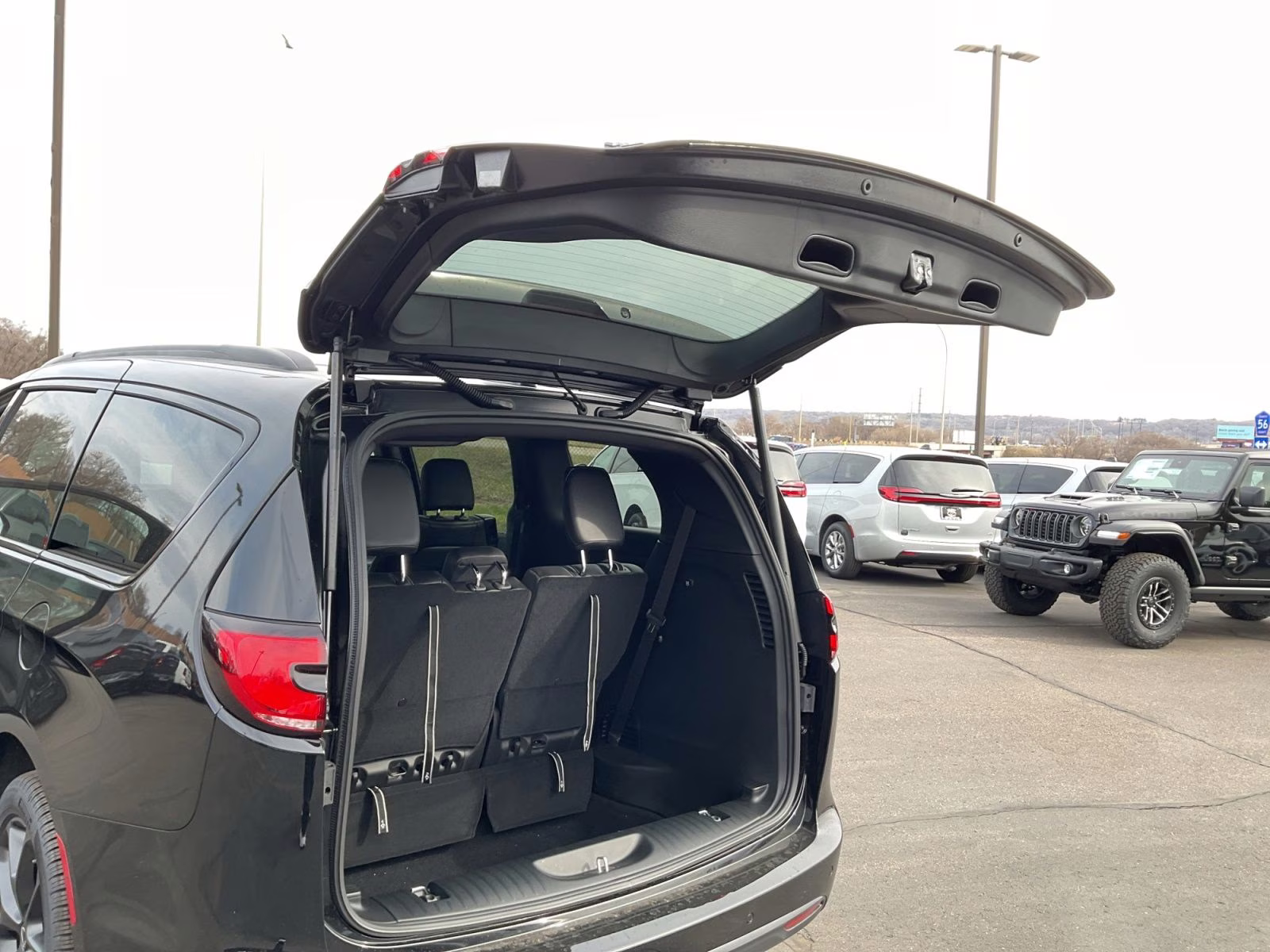 2026 Diamond Black Crystal Pearlcoat Chrysler Pacifica Select AWD Van