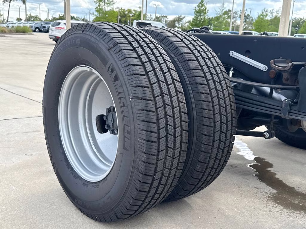 2025 Oxford White Ford Super Duty F-350 DRW XL RWD Chassis