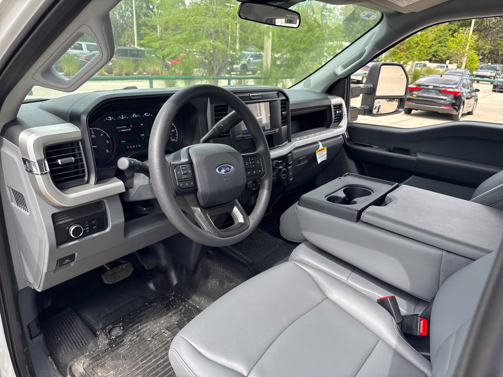 2025 Oxford White Ford Super Duty F-350 DRW XL RWD Chassis