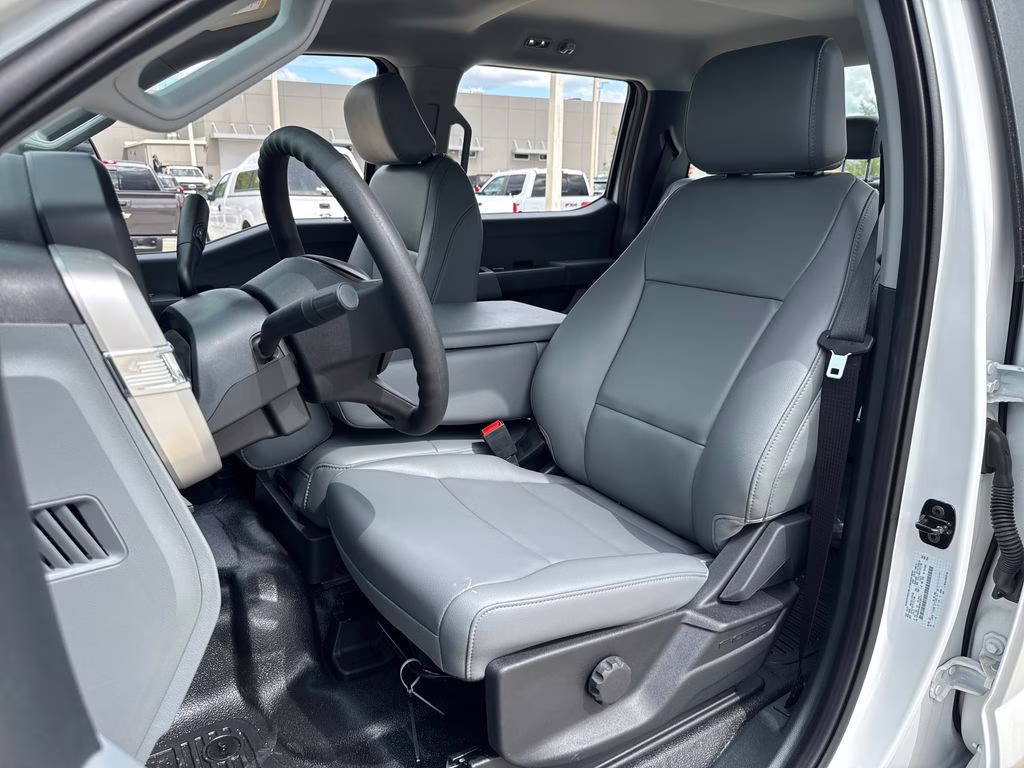 2025 Oxford White Ford Super Duty F-350 DRW XL RWD Chassis