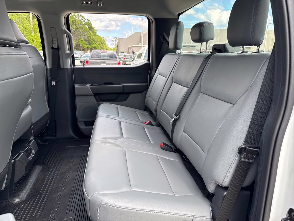 2025 Oxford White Ford Super Duty F-350 DRW XL RWD Chassis