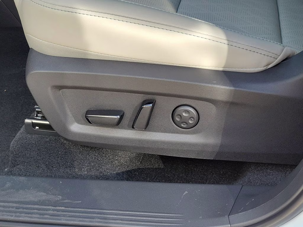 2026 Everest White Pearl/Black Nissan Murano Platinum AWD SUV