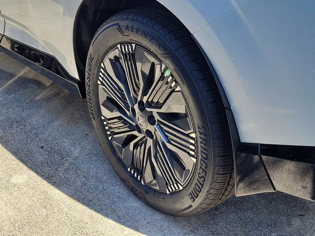 2026 Everest White Pearl/Black Nissan Murano Platinum AWD SUV