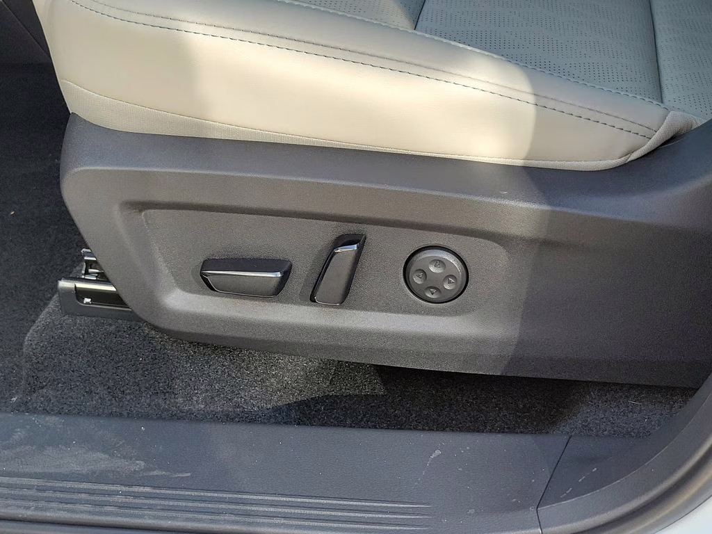 2026 Everest White Pearl/Black Nissan Murano Platinum AWD SUV