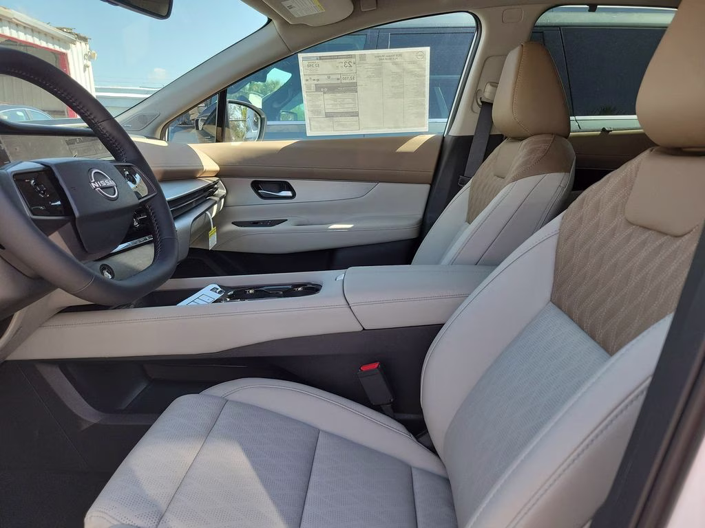 2026 Everest White Pearl/Black Nissan Murano Platinum AWD SUV