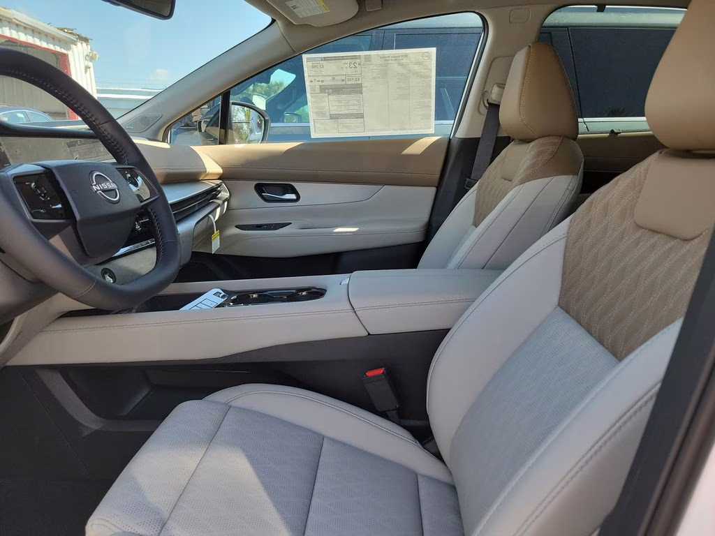 2026 Everest White Pearl/Black Nissan Murano Platinum AWD SUV