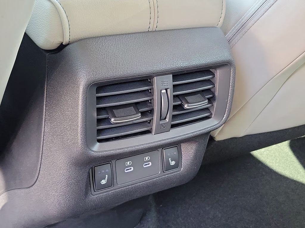 2026 Everest White Pearl/Black Nissan Murano Platinum AWD SUV
