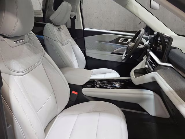 2026 Star White Metallic Tri-Coat Ford Explorer Platinum 4X4 SUV