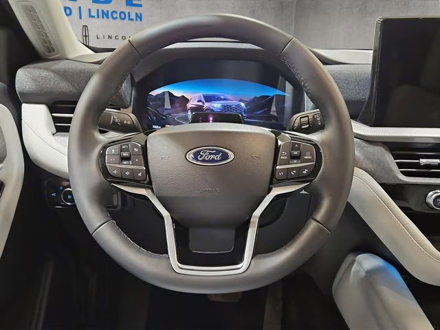 2026 Star White Metallic Tri-Coat Ford Explorer Platinum 4X4 SUV