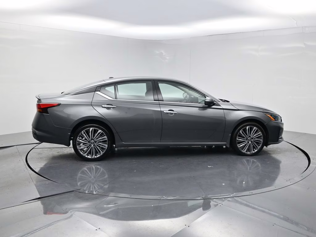 2025 Gun Metallic Nissan Altima 2.5 SL AWD Sedan