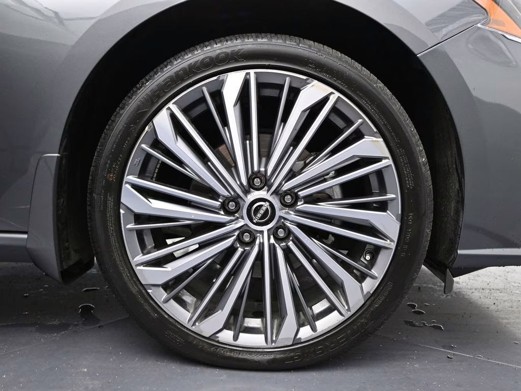 2025 Gun Metallic Nissan Altima 2.5 SL AWD Sedan