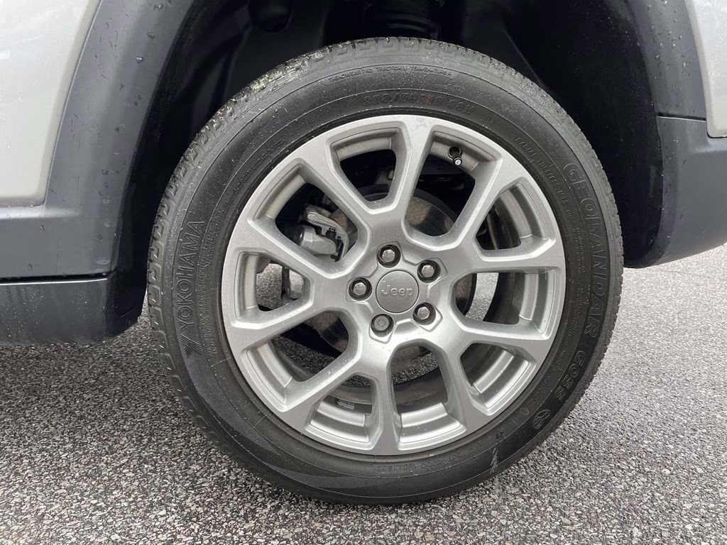 2022 Billet Silver Metallic Clearcoat Jeep Compass Latitude Lux 4X4 SUV