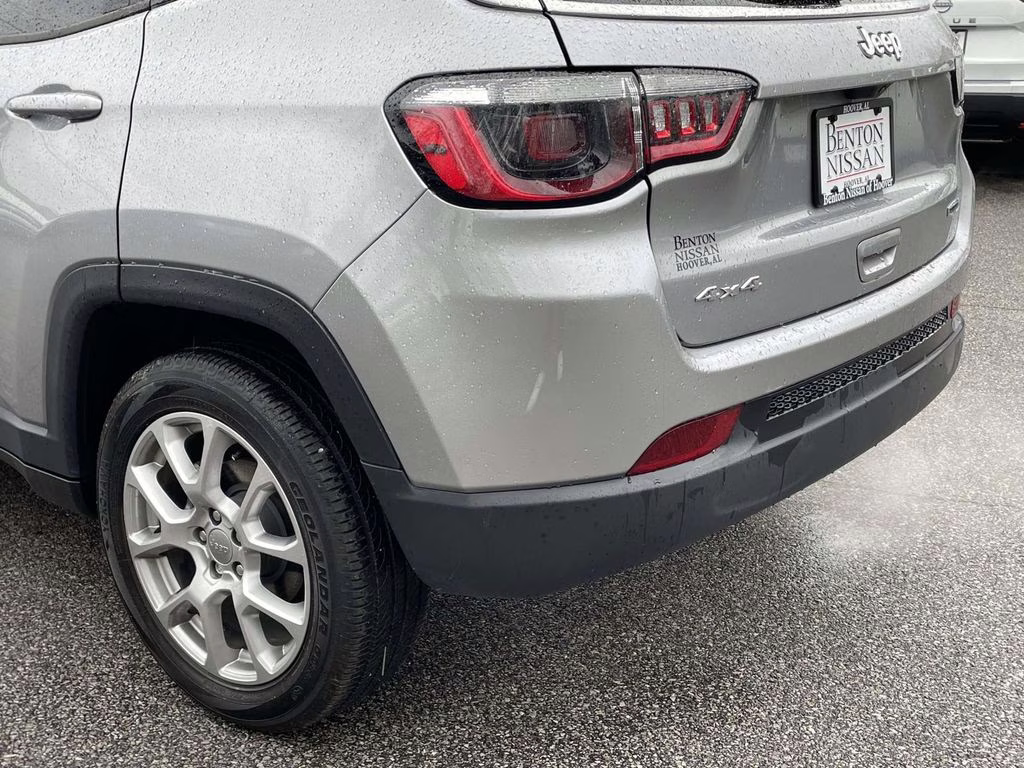 2022 Billet Silver Metallic Clearcoat Jeep Compass Latitude Lux 4X4 SUV