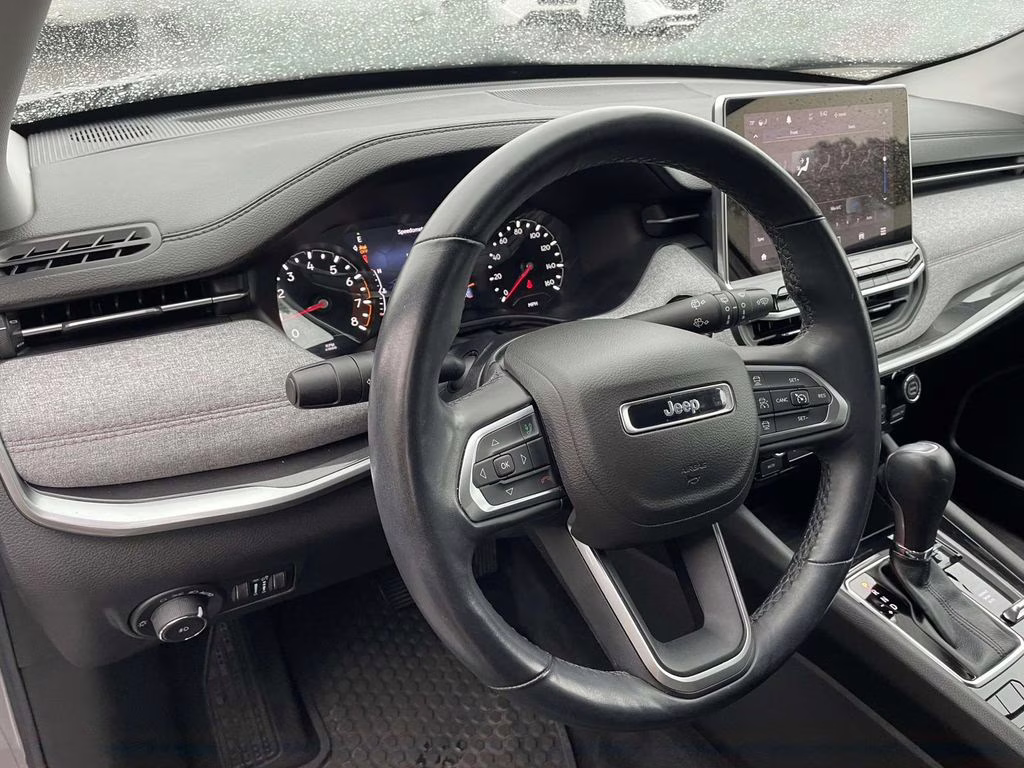 2022 Billet Silver Metallic Clearcoat Jeep Compass Latitude Lux 4X4 SUV