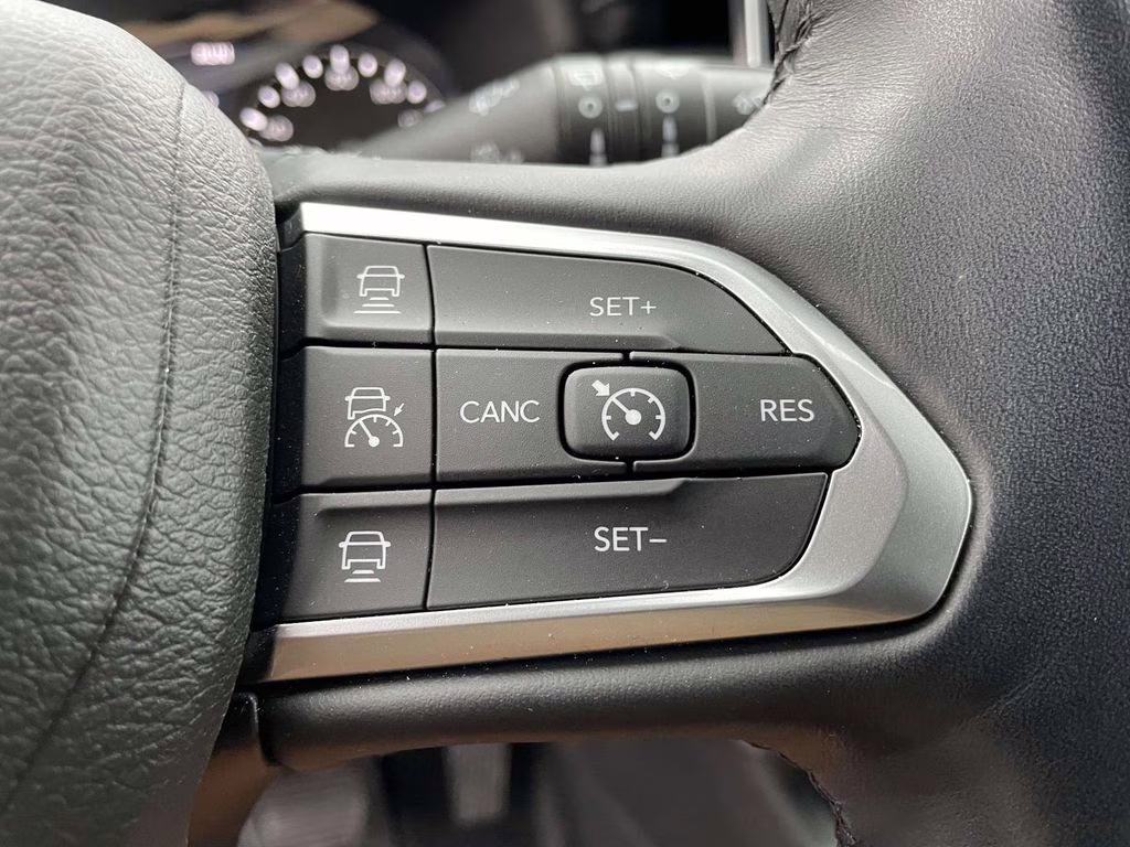 2022 Billet Silver Metallic Clearcoat Jeep Compass Latitude Lux 4X4 SUV