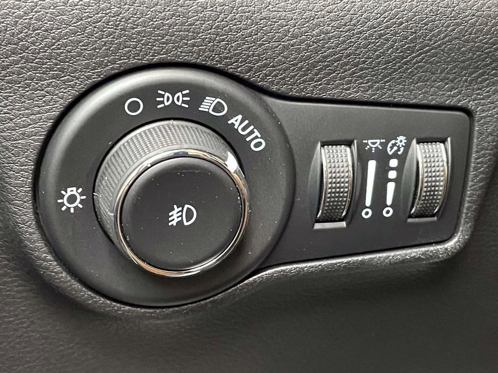 2022 Billet Silver Metallic Clearcoat Jeep Compass Latitude Lux 4X4 SUV