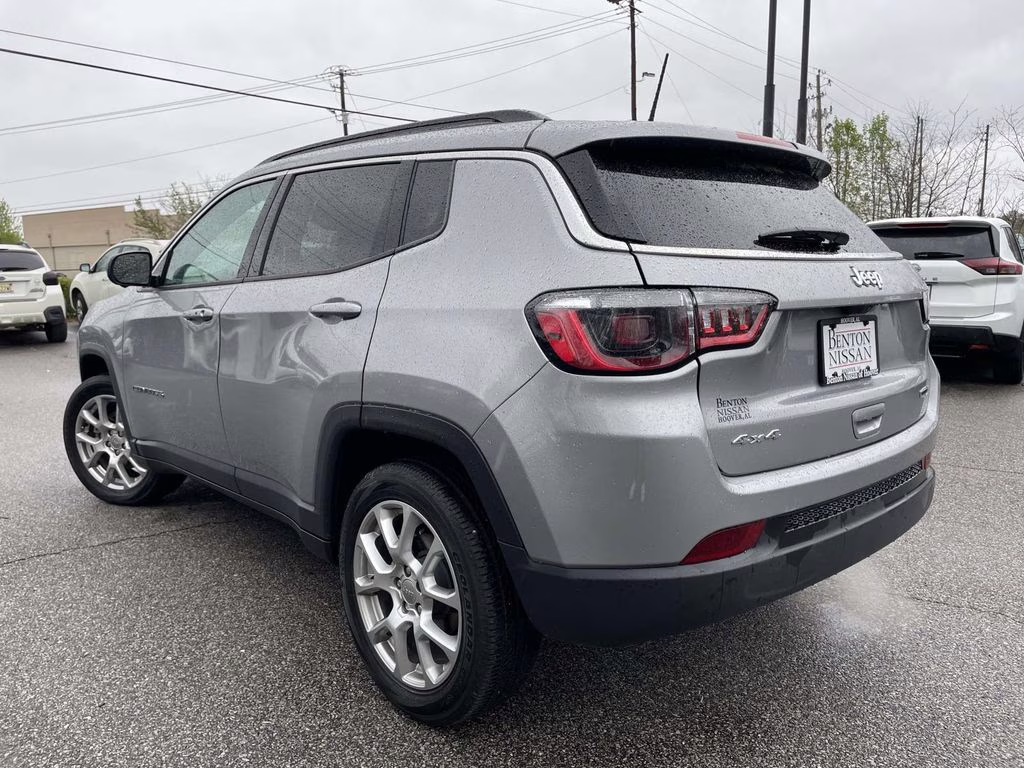 2022 Billet Silver Metallic Clearcoat Jeep Compass Latitude Lux 4X4 SUV
