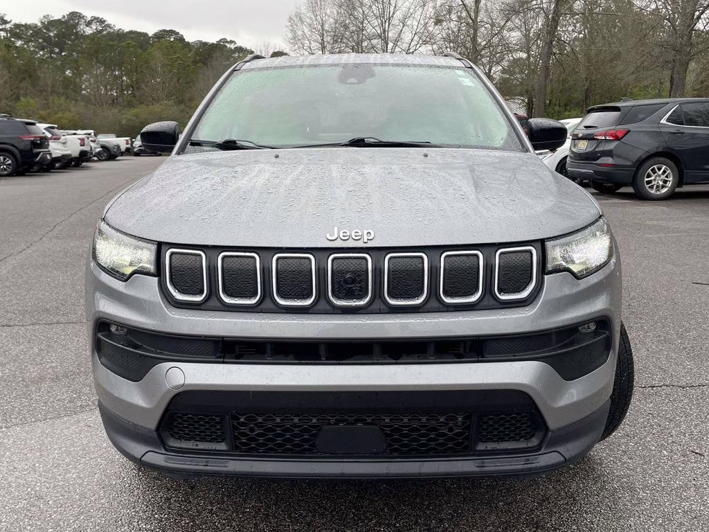 2022 Billet Silver Metallic Clearcoat Jeep Compass Latitude Lux 4X4 SUV