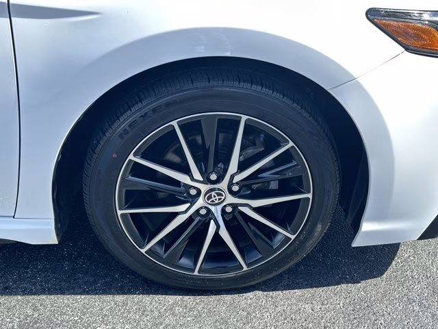 2022 White Toyota Camry SE FWD Sedan