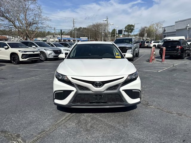 2022 White Toyota Camry SE FWD Sedan