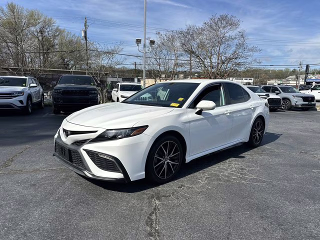2022 White Toyota Camry SE FWD Sedan