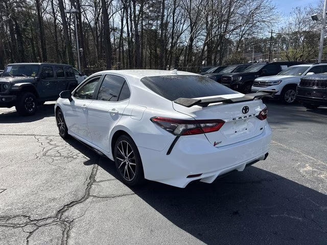 2022 White Toyota Camry SE FWD Sedan