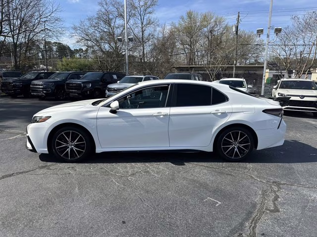 2022 White Toyota Camry SE FWD Sedan