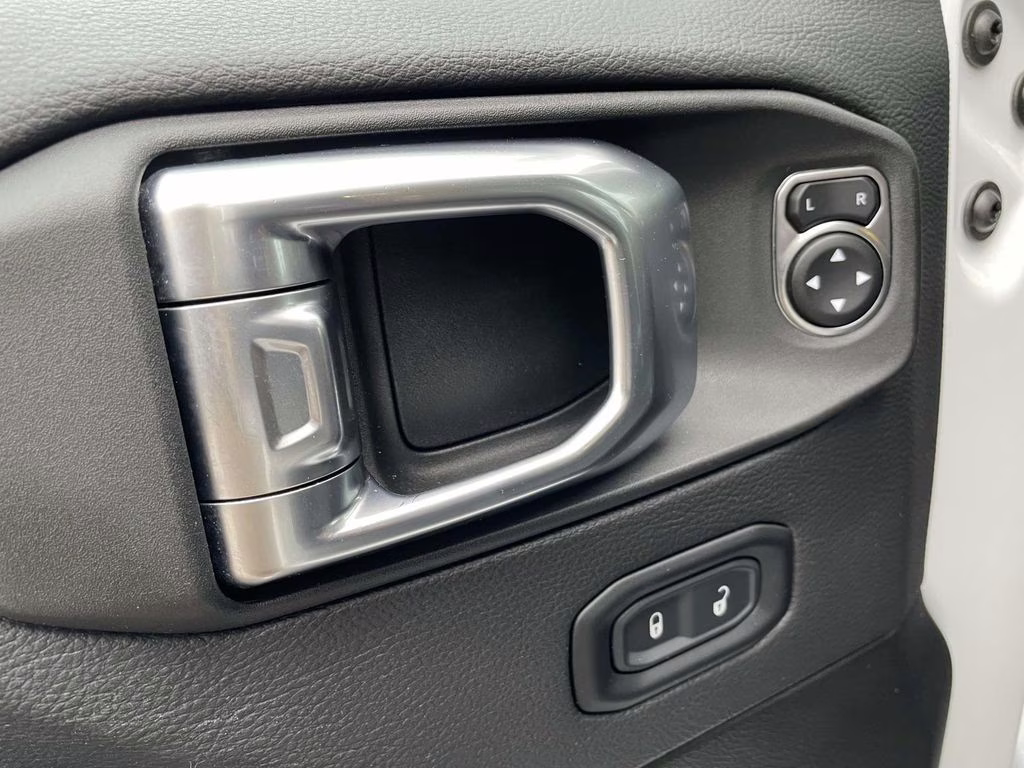 2022 Bright White Clearcoat Jeep Wrangler Unlimited Sahara 4X4 SUV