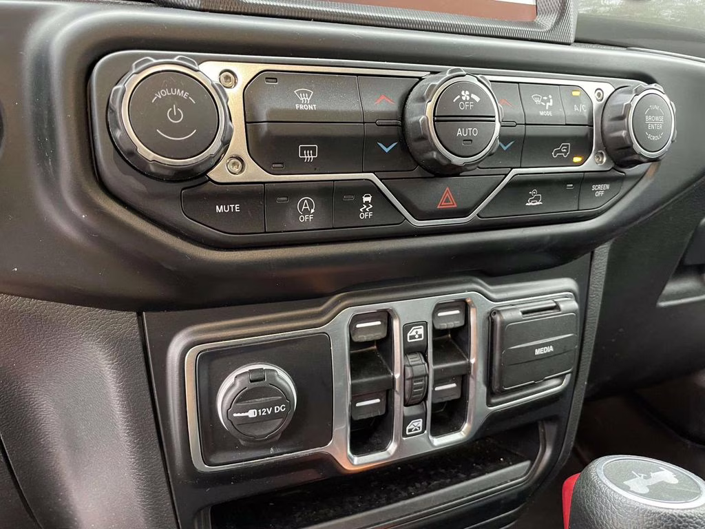 2022 Bright White Clearcoat Jeep Wrangler Unlimited Sahara 4X4 SUV