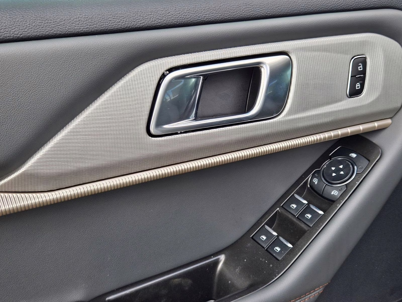 2026 White Metallic Ford Explorer Active RWD SUV