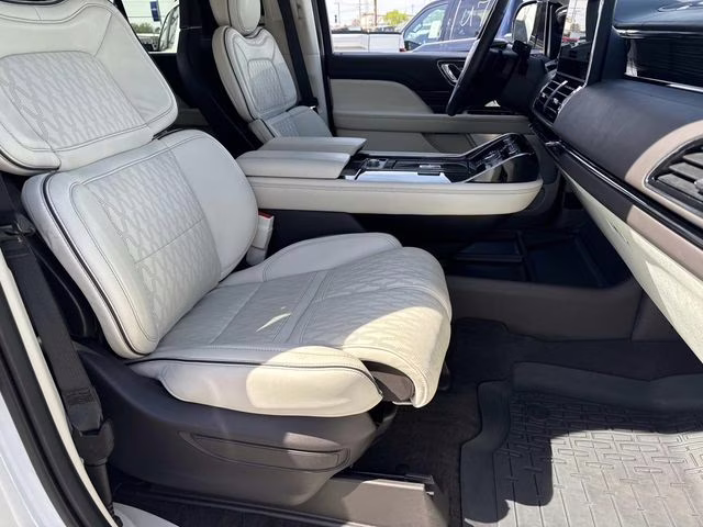 2023 White Metallic Lincoln Navigator Black Label 4X4 SUV