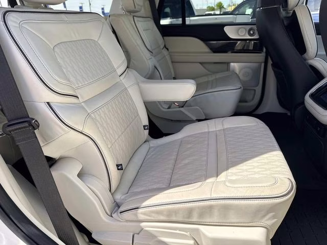 2023 White Metallic Lincoln Navigator Black Label 4X4 SUV