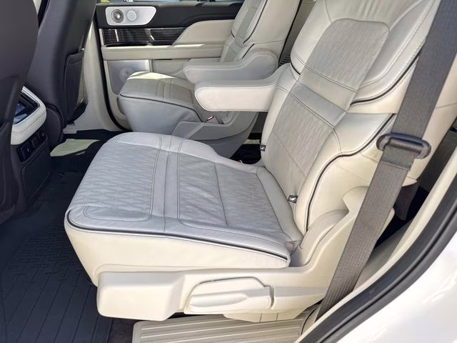 2023 White Metallic Lincoln Navigator Black Label 4X4 SUV