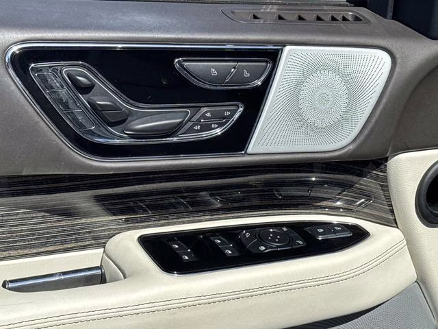 2023 White Metallic Lincoln Navigator Black Label 4X4 SUV