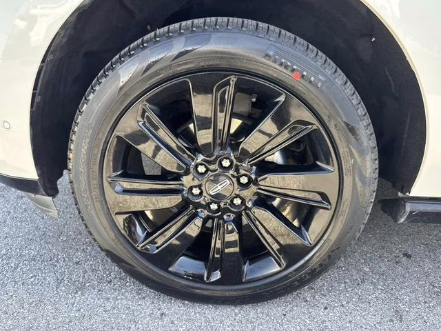 2023 White Metallic Lincoln Navigator Black Label 4X4 SUV