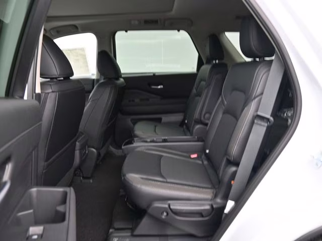2026 Everest White Pearl Tricoat Nissan Pathfinder SL 4X4 SUV