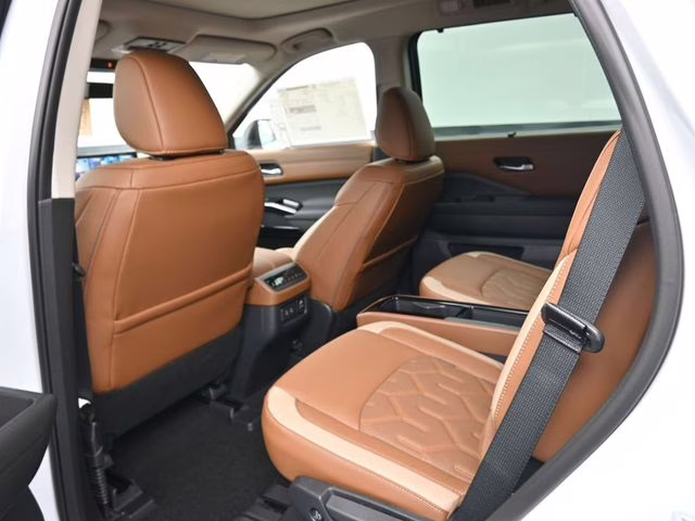 2026 Everest White Pearl/Black Nissan Pathfinder Platinum 4X4 SUV