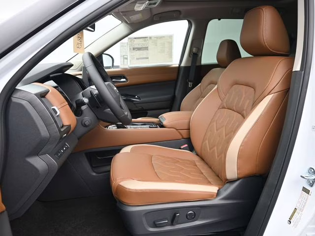 2026 Everest White Pearl/Black Nissan Pathfinder Platinum 4X4 SUV