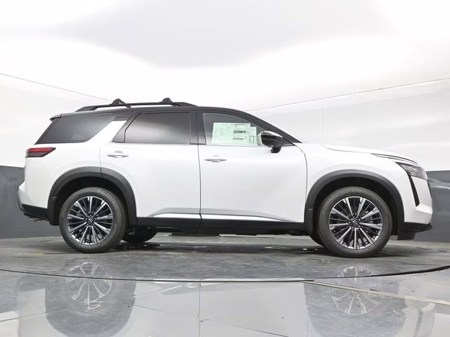 2026 Everest White Pearl/Black Nissan Pathfinder Platinum 4X4 SUV